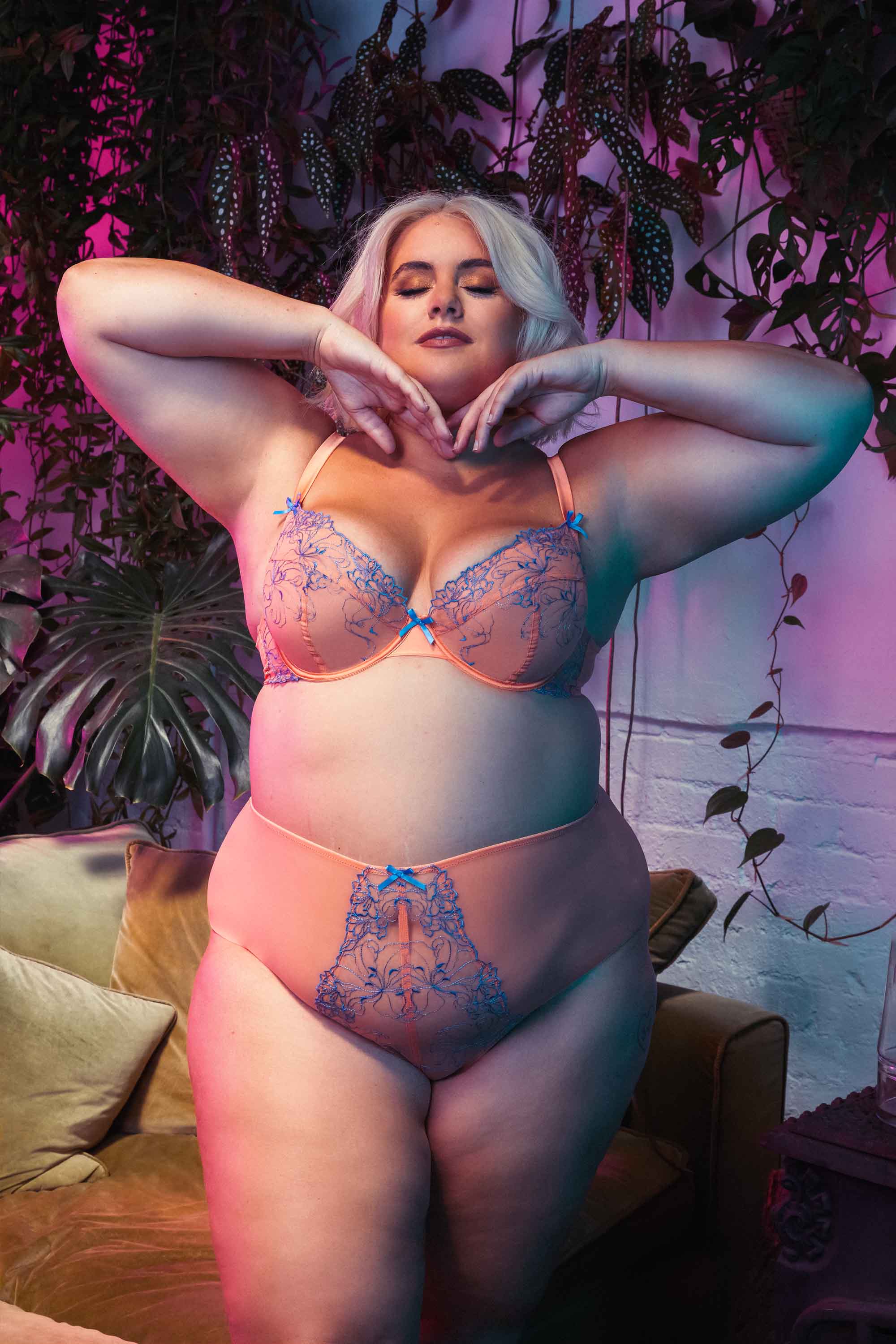 Palm Bay Coral Embroidery Plunge Bra - Image 2